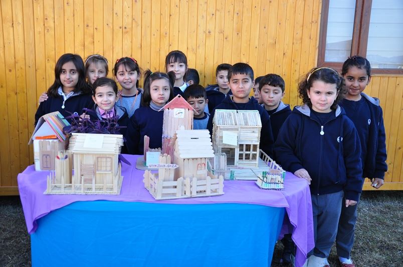 Grade 2 Builds Objects with Wooden Sticks